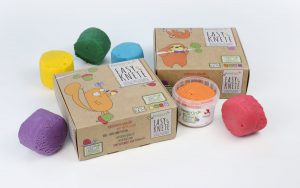 Geschenkidee für zweijährige Jungs. Man sieht Knete in kleinen Eimern in den Farben Lila, Gelb, Grün, Blau, Orange und Rot. Hersteller: neogrün