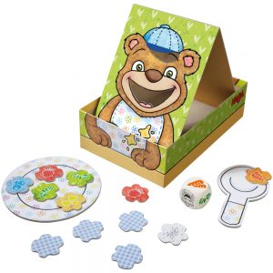 Geschenkidee für zweijährige Jungs. Man sieht einen Aufsteller mit einem Bären. Daneben ein Pappteller und Löffel sowie Pappkärtchen als Essen für den Bären.