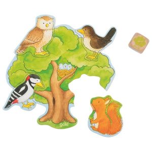 Geschenkidee für zweijährige Jungs. Man sieht einen Baum mit vier fehlenden Puzzleteilen. In diese passen eine Eule, eine Amsel, ein Specht und ein Eichhörnchen.