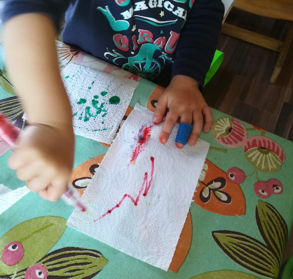 Küchenpapier bemalen zum Ostereier färben
